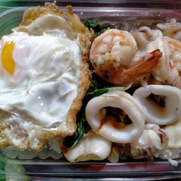กะเพราทะเลราดข้าว+ไข่ดาว