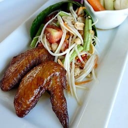 ส้มตำปีกไก่ทอด