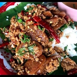 กระเพรากุนเชียงหมูสับ
