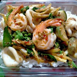ผัดฉ่าทะเลราดข้าว