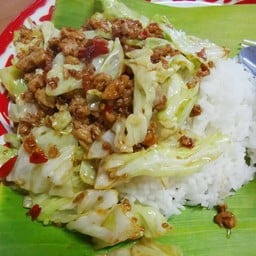 กะหล่ำหมูสับราดข้าว
