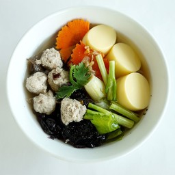 แกงจืดเต้าหู้หมูสับสาหร่าย