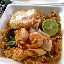 ข้าวผัดต้มยำทะเลไข่ดาว