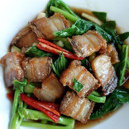 คะน้าหมูกรอบ