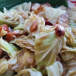 ข้าวราดกะหล่ำปลีผัดน้ำปลา