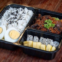 Set ข้าวฉู่ฉี่ปลาดุก ไข่ต้ม ผลไม้