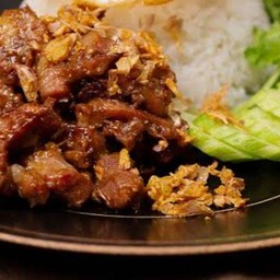 หมูกระเทียมราดข้าว