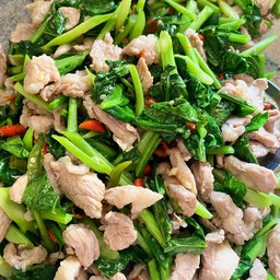 ผัดคะน้าหมูราดข้าว