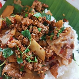 ข้าวกะเพราเนื้อหน่อไม้ดอง