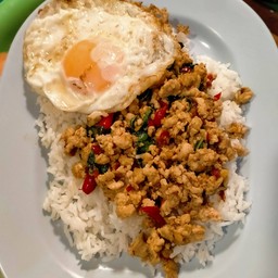 กะเพราไก่ราดข้าวไข่ดาว