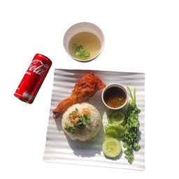 (อร่อยซ่ากับโค้ก)ข้าวมันน่องไก่ทอด+โค้กกระป๋อง