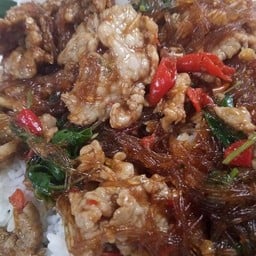 ข้าวกระเพราหมูชิ้นวุ้นเส้น