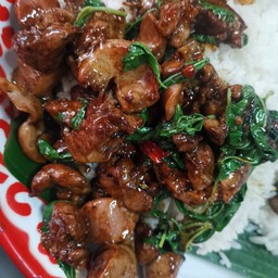 ข้าวกะเพราเครื่องในไก่
