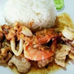 รวมมิตรกระเทียมราดข้าว