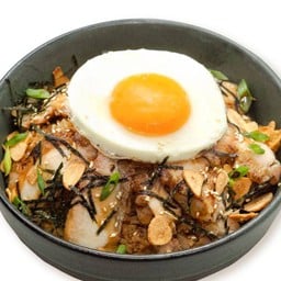 SG3 ข้าวกระเทียมไก่เปปเปอร์ กาลิคด้ง + ไข่ดาว