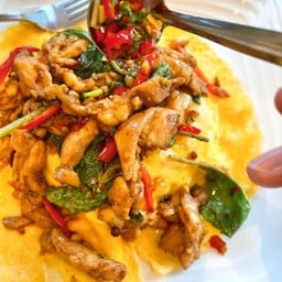ข้าวกะเพราไก่ภูเขาไฟ