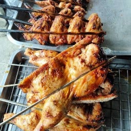 ไก่ย่างวิเชียรเจ้โมหน้าหมู่บ้านเกษแก้ว