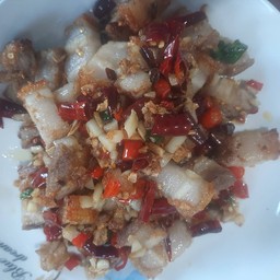 หมูกรอบคั่วพริกเกลือกับข้าว