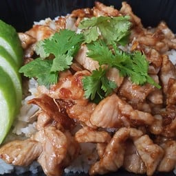 ข้าวหมูกระเทียมพริกไทย