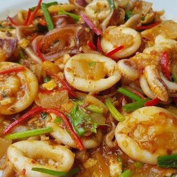 ปลาหมึกผัดไข่เค็มราดข้าว