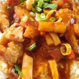 ข้าวไข่ข้นต้มยำหมูกรอบ