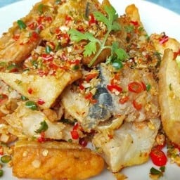 แซลมอนคั่วพริกเกลือราดข้าว