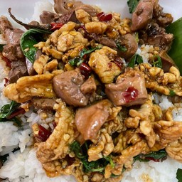 กระเพราไก่+เครื่องใน