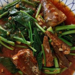 ผัดคะน้าปลากระป๋อง (เป็นกับข้าว)