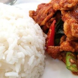 ผัดพริกแกงราดข้าว