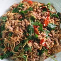 ผัดมาม่ากระเพราแห้งหมู