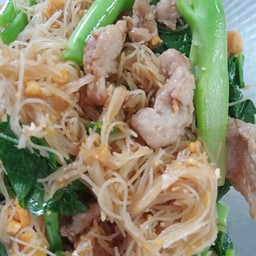 เส้นหมี่ผัดซีอิ๊ว ไก่