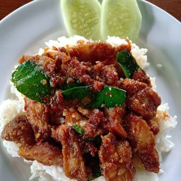 ผัดพริกแกงหมูกรอบ
