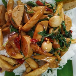 ข้าวกระเพราหมูยอไส้กรอกเห็ด