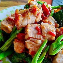 คะน้าหมูกรอบ กับข้าว