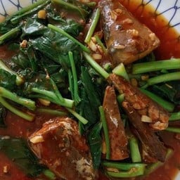 ผัดคะน้าปลากระป๋อง ราดข้าว