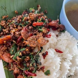 กระเพราเนื้อกุนเชียง
