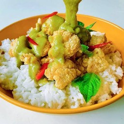 แกงเขียวหวานไก่กรอบราดาข้าว