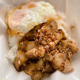 กระเทียมถาดหมูกรอบ (แถมไข่ดาว 2 ฟอง)