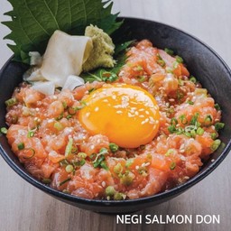 ข้าวหน้าแซลม่อนและต้นหอมสับ