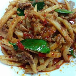 ผัดพริกแกงหมูใส่หน่อไม้ ราดข้าวหอมมะลิ