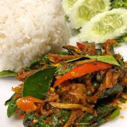ผัดเผ็ดเนื้อราดข้าว  เนื้อสับ