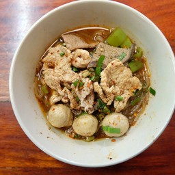 หมี่เรือน้ำตกหมู
