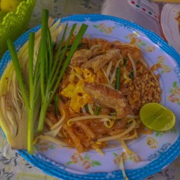 ผัดไทยเจ๊นาท และ ของกินเล่น