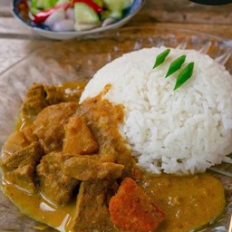 ข้าวราดแกงกะหรี่หมูตุ๋น