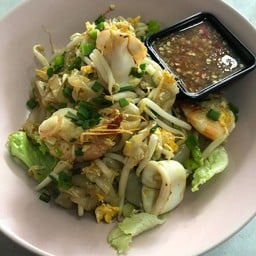 ก๋วยเตี๊ยวเส้นใหญ่ผัดซอสไข่เค็มทะเล