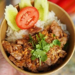 ข้าวหมูกระเทียม