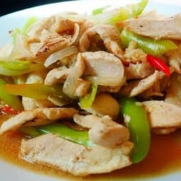 ไก่ผัดพริกอ่อน (กับข้าว)