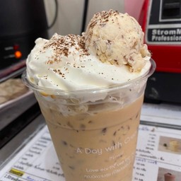 คาปูชิโน่เย็นไอศกรีมมอคค่าชิพ