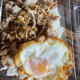 หมูกระเทียมราดข้าว