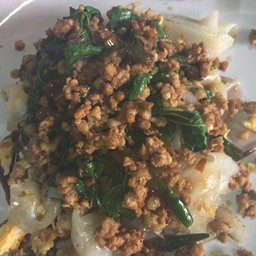 เส้นใหญ่ผัดกะเพรา